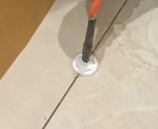 泌阳瓷砖空鼓维修公司专业解答瓷砖在铺贴过程中，如果没有涂抹均匀到位的粘结材料（如水泥砂浆或瓷砖胶），可能会导致以下问题
